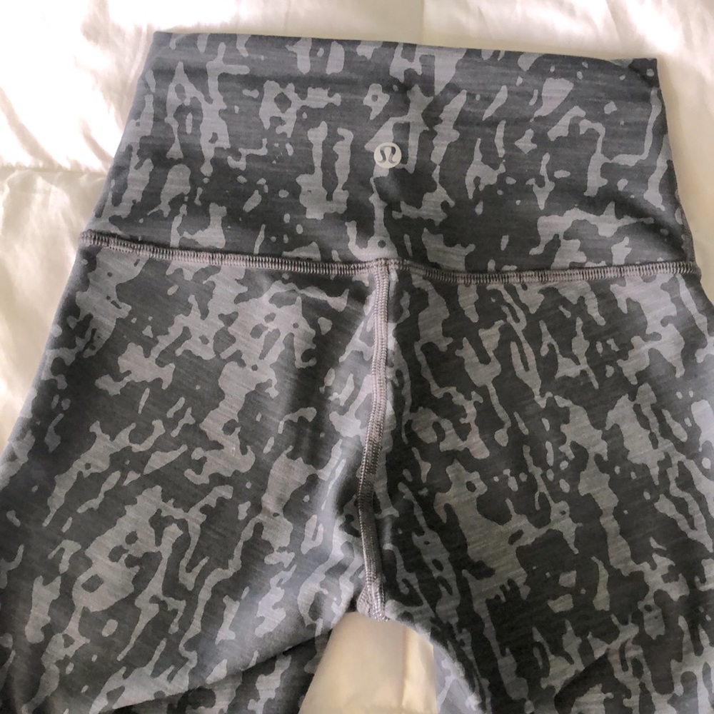 Lululemon low rise size 2 crop pants, Dark and light grey print.